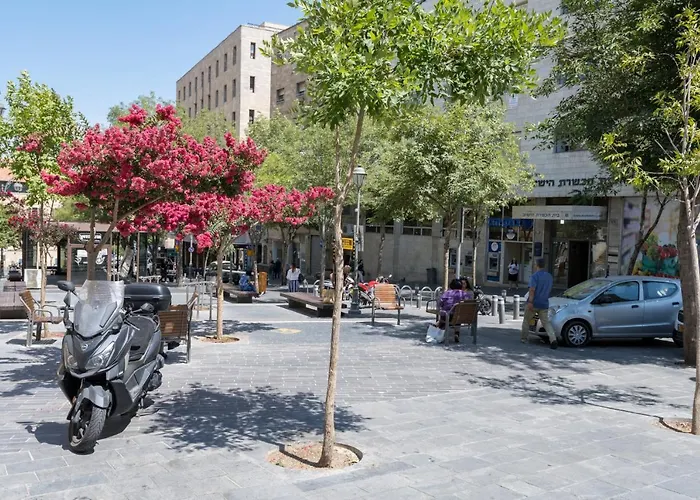 Aju Hillel 14